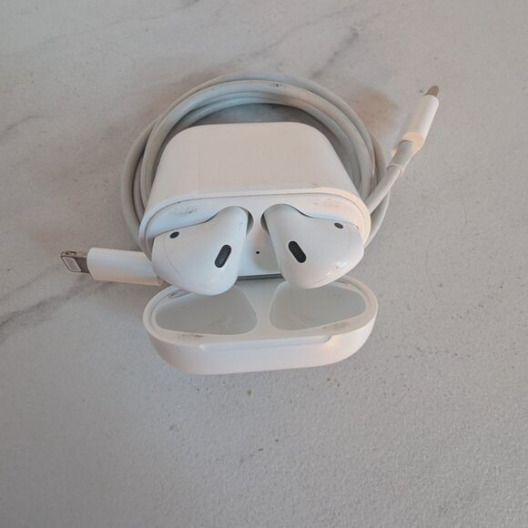 Apple AirPods 2nd Generation with Charging Case - White - Picture 3 of 11